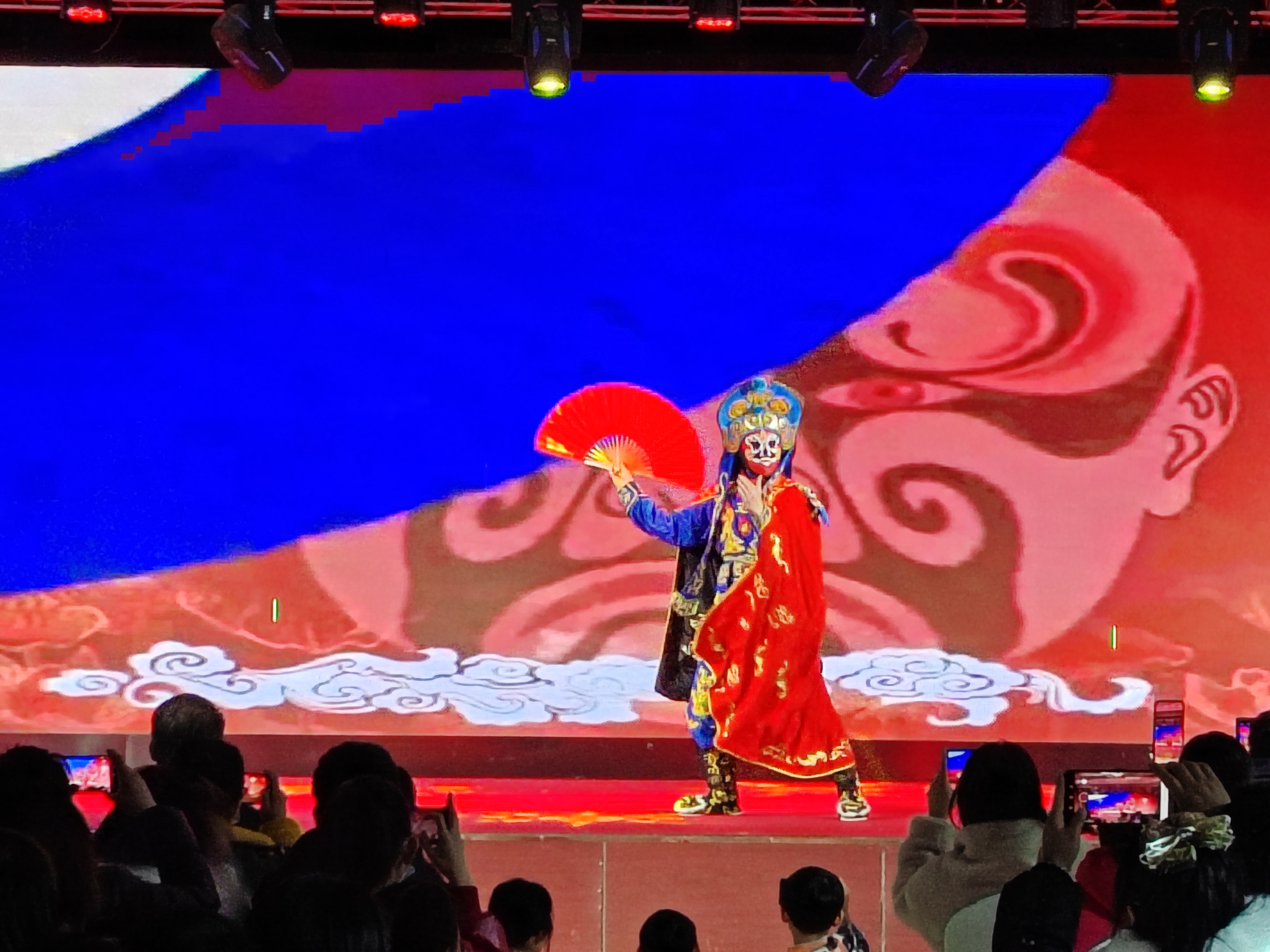 开云体育--关于川剧变脸大师现场表演，增添活动亮点的信息